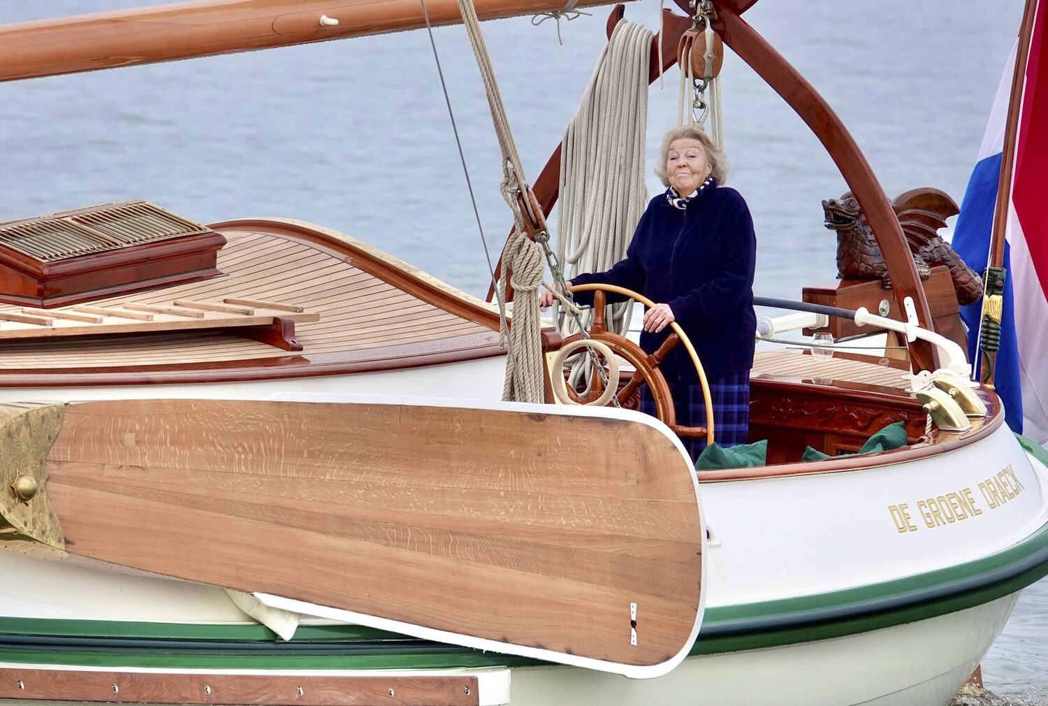 Prinses Beatrix aan het roer van De Groene Draeck