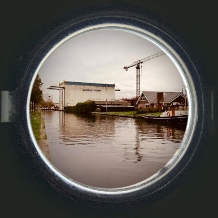 Doorkijkje naar de werf van Stroobos
